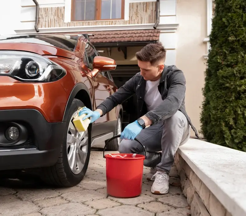 Lavage auto à domicile Saint-Jean-le-Centenier : professionnel intervenant sur un véhicule